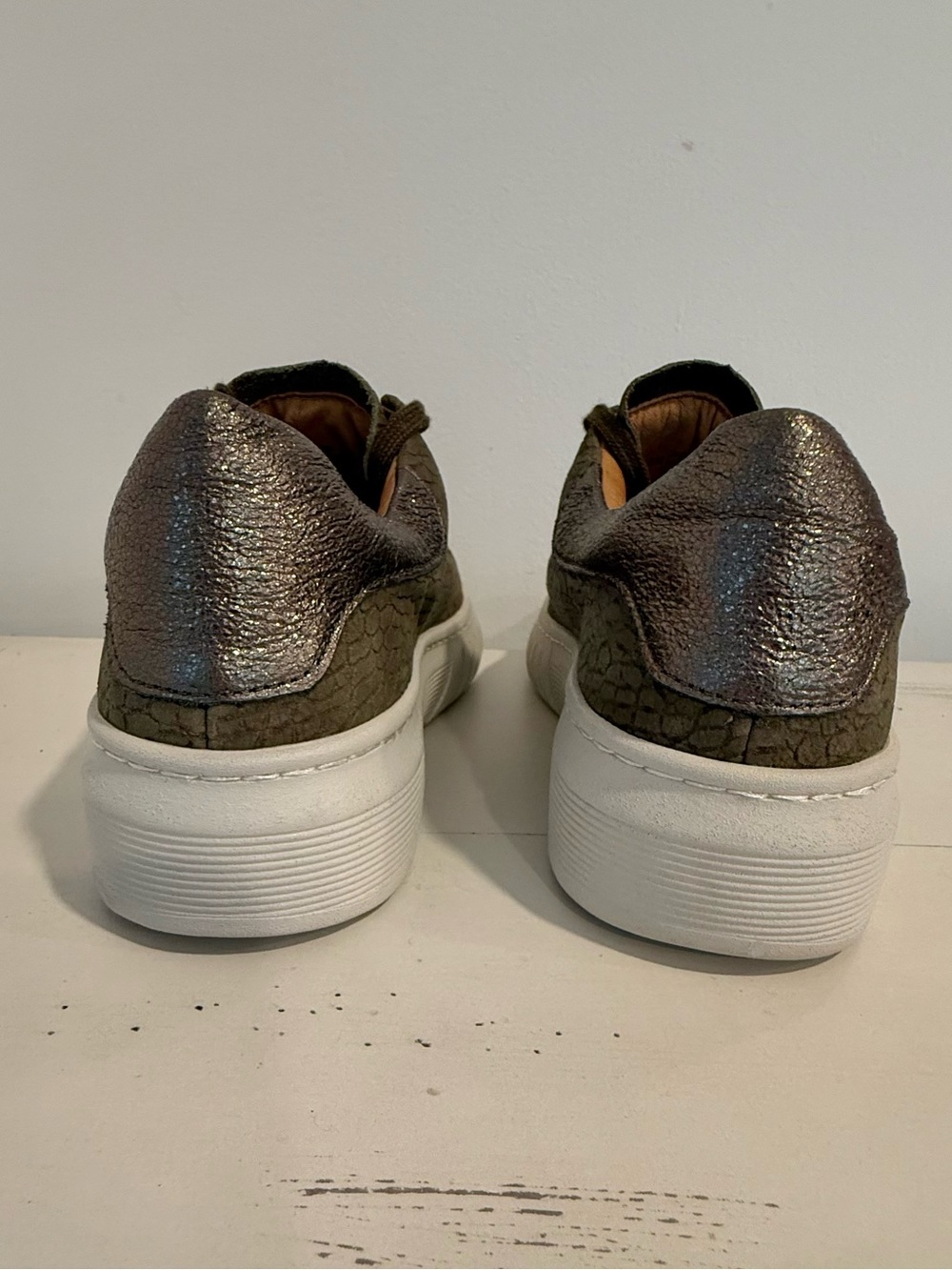 Söfft Olive Snake Embossed Platform Sneakers Women’s Size 9.5 - Picture 3 of 11